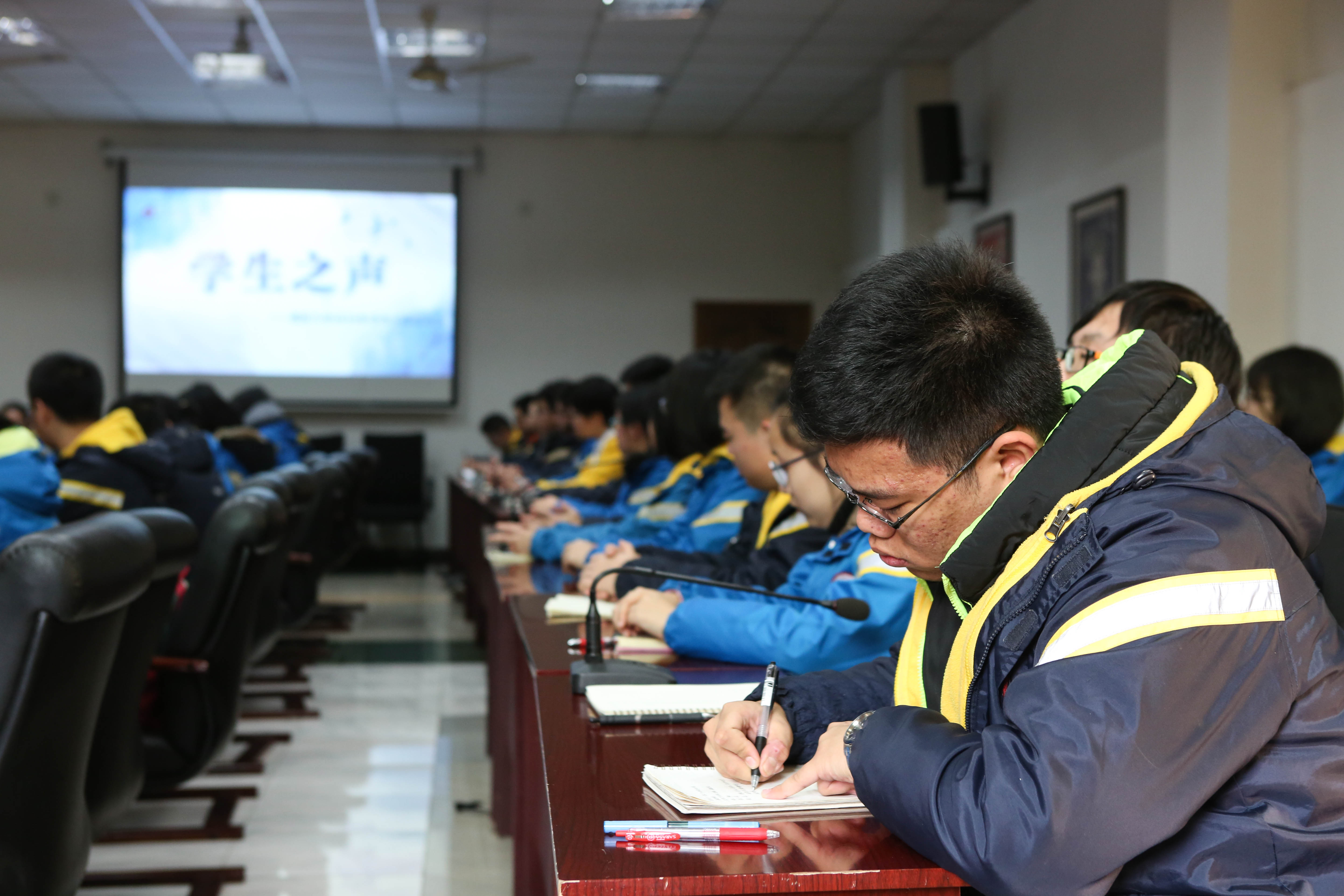 图11 学生干部代表认真记录交流内容.jpg